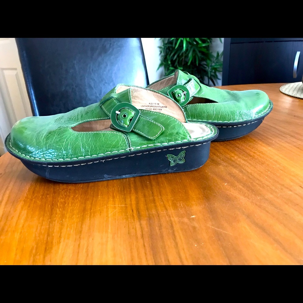 Wonderfully comfortable shoes in a cool hippy style.
